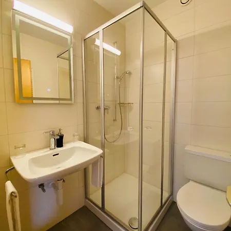 Qi-lin Restaurant Hotel *