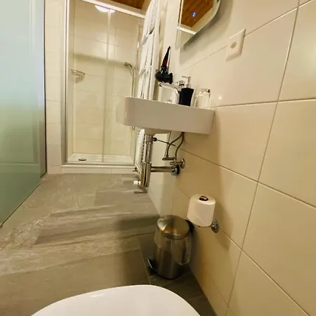 Qi-lin Restaurant Hotel *