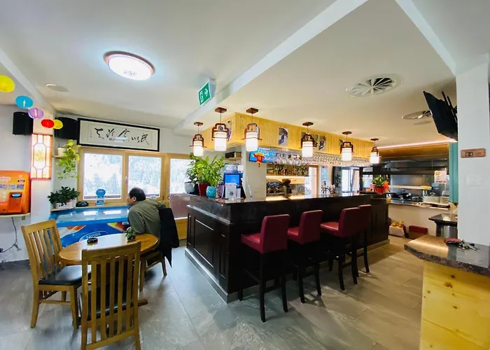 Qi-lin Restaurant Hotel *