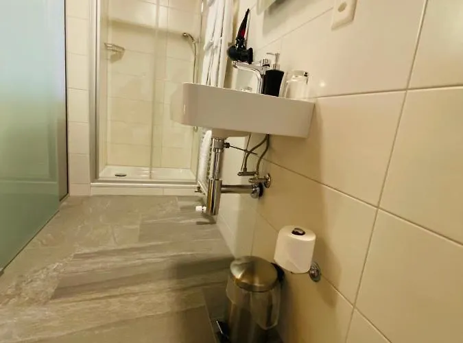 Qi-lin Restaurant Hotel *